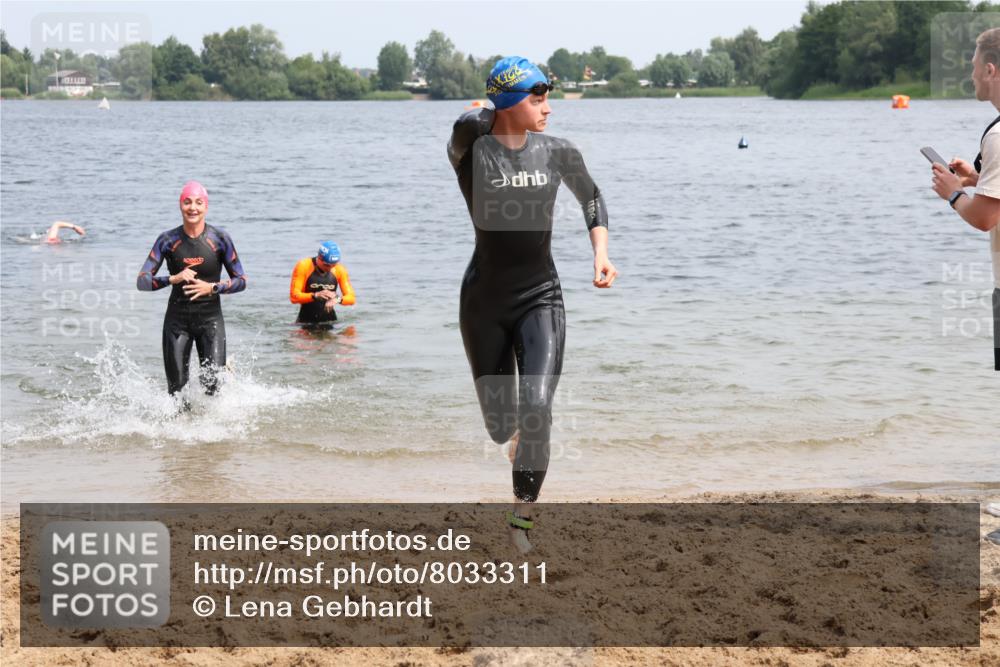 21.06.2025 - 27. Vierlanden-Triathlon Lena Gebhardt http://msf.ph/oto/8033311 15.06.2025 11:17:11 Schwimmen 911, 944, 945, 978, 979 meine-sportfotos.de