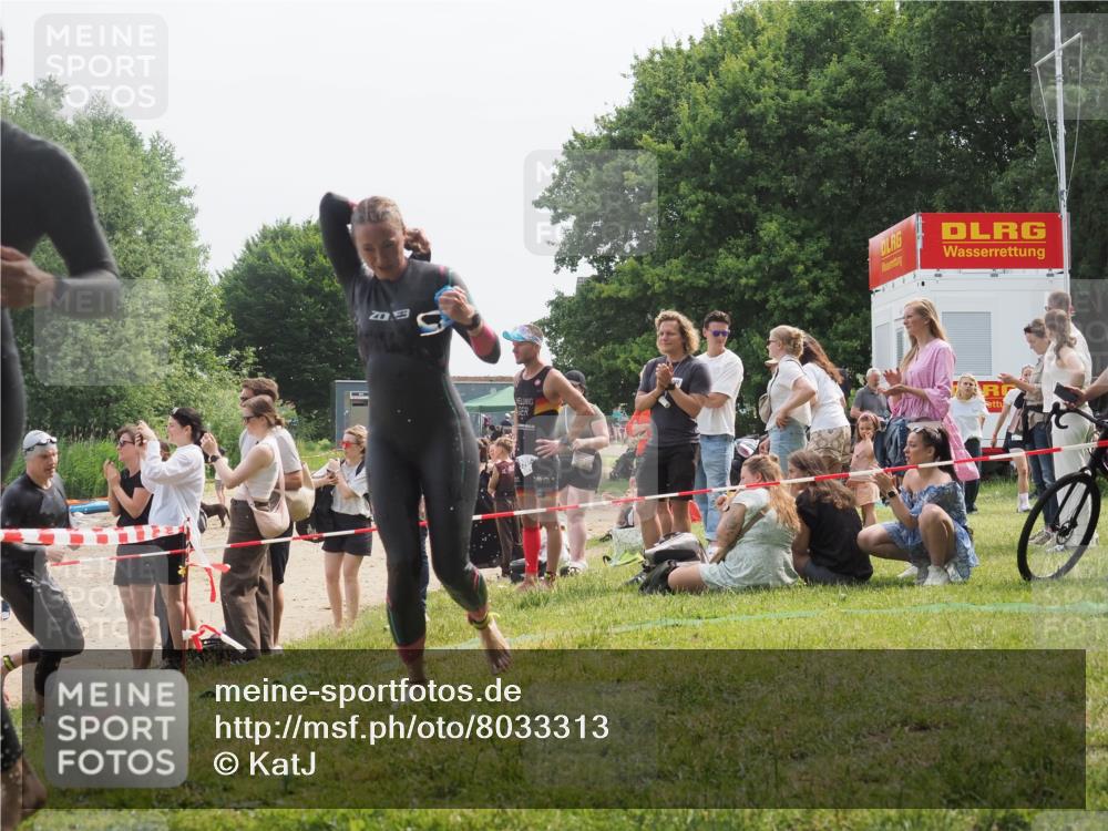 15.06.2025 - 27. Vierlanden-Triathlon KatJ http://msf.ph/oto/8033313 15.06.2025 11:15:45 Schwimmen 881, 919, 927, 946, 960 meine-sportfotos.de