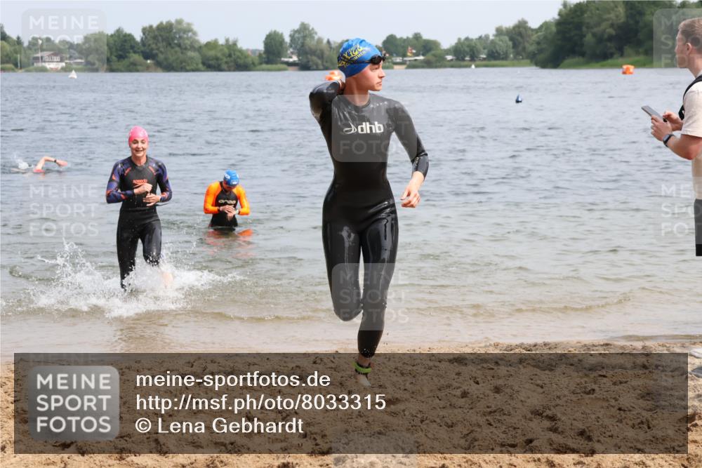 21.06.2025 - 27. Vierlanden-Triathlon Lena Gebhardt http://msf.ph/oto/8033315 15.06.2025 11:17:11 Schwimmen 911, 944, 945, 978, 979 meine-sportfotos.de