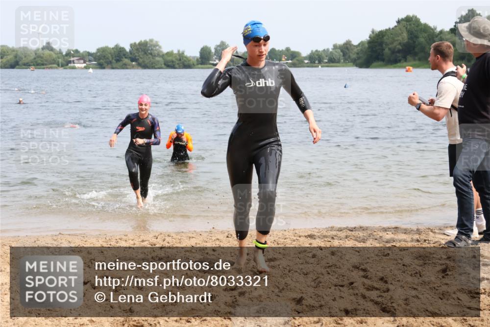21.06.2025 - 27. Vierlanden-Triathlon Lena Gebhardt http://msf.ph/oto/8033321 15.06.2025 11:17:12 Schwimmen 911, 944, 945, 979 meine-sportfotos.de
