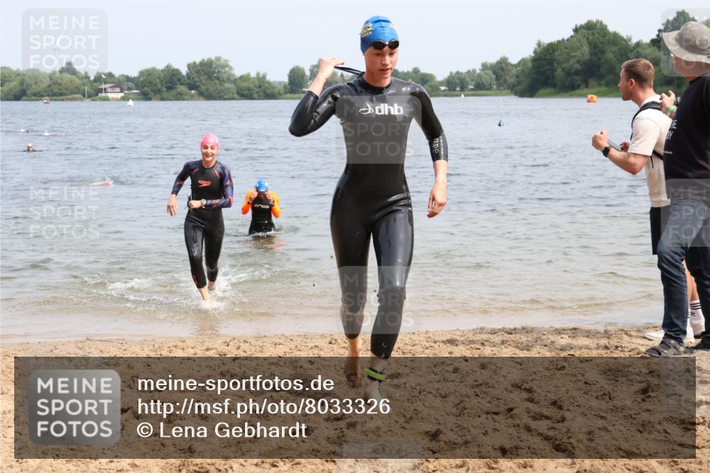 21.06.2025 - 27. Vierlanden-Triathlon Lena Gebhardt http://msf.ph/oto/8033326 15.06.2025 11:17:12 Schwimmen 911, 944, 945, 979 meine-sportfotos.de