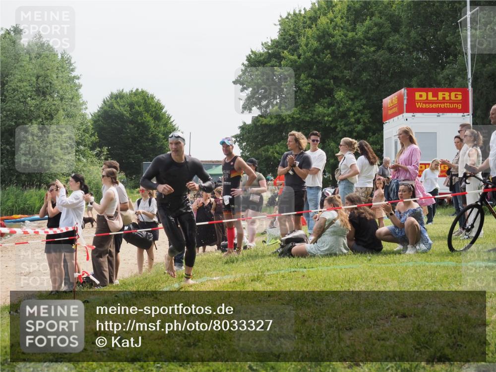15.06.2025 - 27. Vierlanden-Triathlon KatJ http://msf.ph/oto/8033327 15.06.2025 11:15:46 Schwimmen 881, 919, 927, 946, 960 meine-sportfotos.de