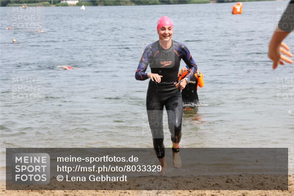 21.06.2025 - 27. Vierlanden-Triathlon Lena Gebhardt http://msf.ph/oto/8033329 15.06.2025 11:17:13 Schwimmen 911, 944, 945, 979 meine-sportfotos.de