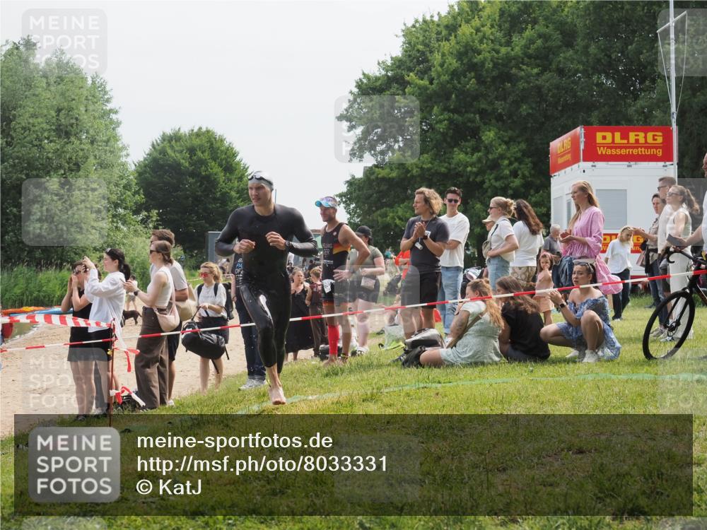 15.06.2025 - 27. Vierlanden-Triathlon KatJ http://msf.ph/oto/8033331 15.06.2025 11:15:47 Schwimmen 881, 919, 927, 946, 960 meine-sportfotos.de
