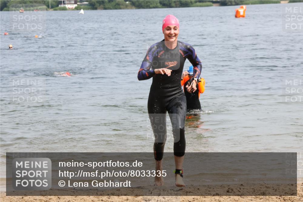 21.06.2025 - 27. Vierlanden-Triathlon Lena Gebhardt http://msf.ph/oto/8033335 15.06.2025 11:17:13 Schwimmen 911, 944, 945, 979 meine-sportfotos.de