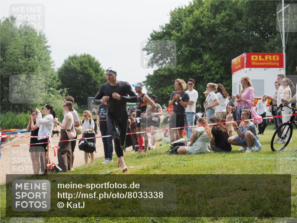 15.06.2025 - 27. Vierlanden-Triathlon KatJ http://msf.ph/oto/8033338 15.06.2025 11:15:47 Schwimmen 881, 919, 927, 946, 960 meine-sportfotos.de