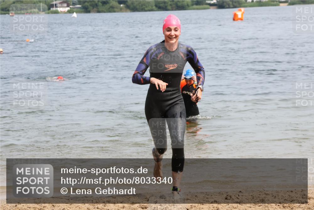 21.06.2025 - 27. Vierlanden-Triathlon Lena Gebhardt http://msf.ph/oto/8033340 15.06.2025 11:17:13 Schwimmen 911, 944, 945, 979 meine-sportfotos.de
