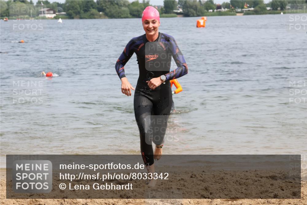 21.06.2025 - 27. Vierlanden-Triathlon Lena Gebhardt http://msf.ph/oto/8033342 15.06.2025 11:17:13 Schwimmen 911, 944, 945, 979 meine-sportfotos.de