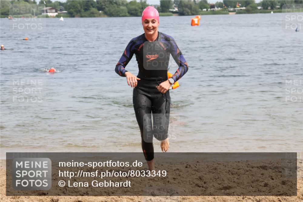 21.06.2025 - 27. Vierlanden-Triathlon Lena Gebhardt http://msf.ph/oto/8033349 15.06.2025 11:17:13 Schwimmen 911, 944, 945, 979 meine-sportfotos.de