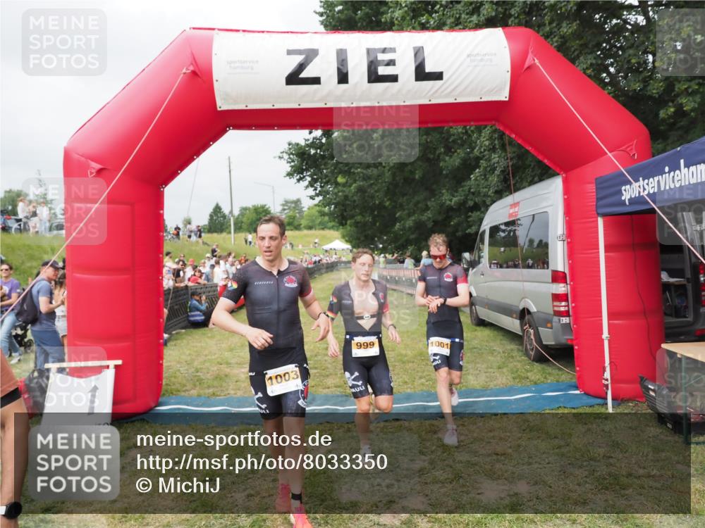 21.06.2025 - 27. Vierlanden-Triathlon MichiJ http://msf.ph/oto/8033350 15.06.2026 12:54:34 Ziel 999, 1000, 1001, 1003 meine-sportfotos.de