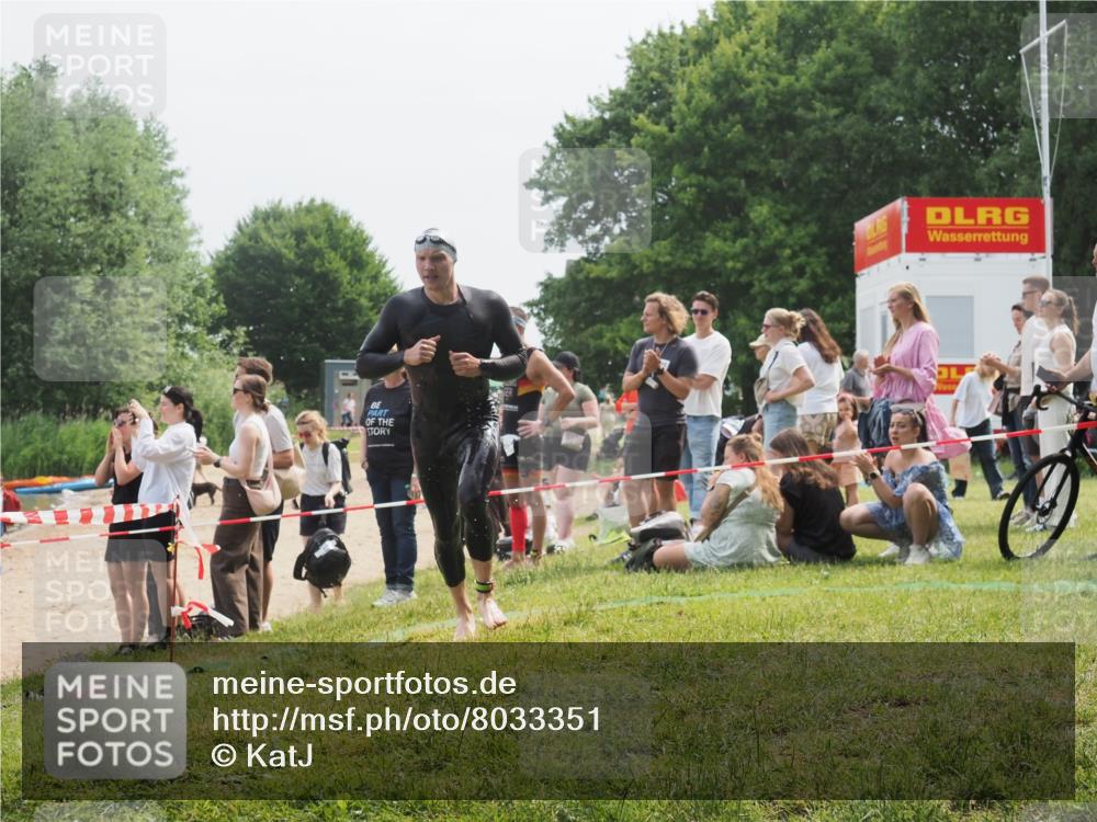 15.06.2025 - 27. Vierlanden-Triathlon KatJ http://msf.ph/oto/8033351 15.06.2025 11:15:47 Schwimmen 881, 919, 927, 946, 960 meine-sportfotos.de