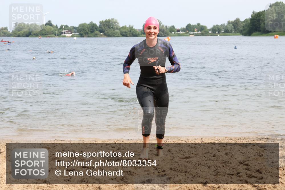 21.06.2025 - 27. Vierlanden-Triathlon Lena Gebhardt http://msf.ph/oto/8033354 15.06.2025 11:17:13 Schwimmen 911, 944, 945, 979 meine-sportfotos.de