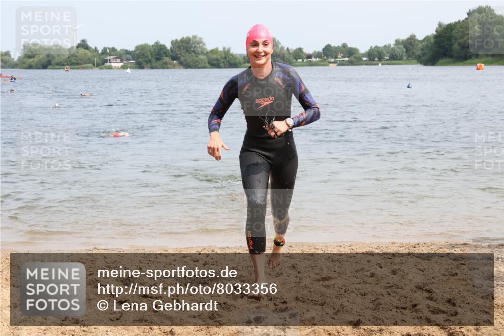 21.06.2025 - 27. Vierlanden-Triathlon Lena Gebhardt http://msf.ph/oto/8033356 15.06.2025 11:17:14 Schwimmen 911, 944, 945, 979 meine-sportfotos.de