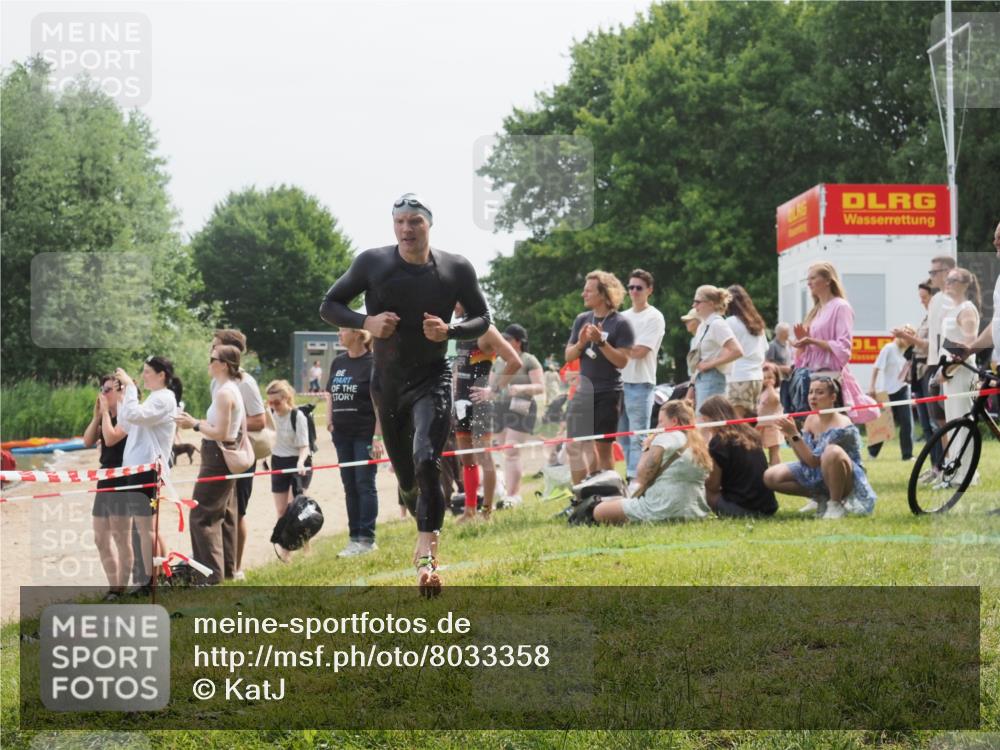 15.06.2025 - 27. Vierlanden-Triathlon KatJ http://msf.ph/oto/8033358 15.06.2025 11:15:47 Schwimmen 881, 919, 927, 946, 960 meine-sportfotos.de