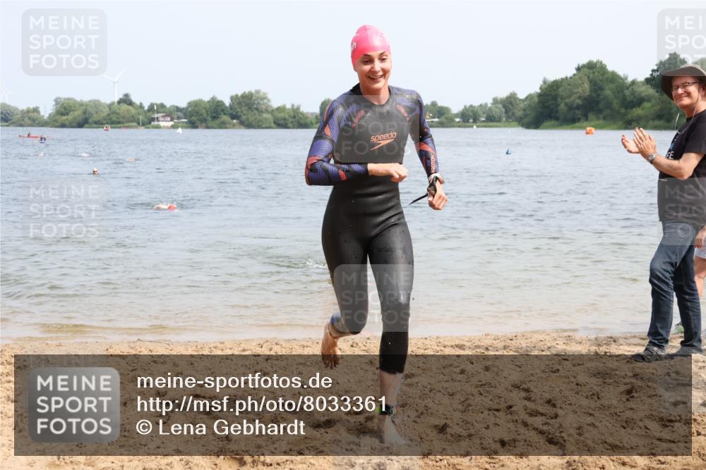21.06.2025 - 27. Vierlanden-Triathlon Lena Gebhardt http://msf.ph/oto/8033361 15.06.2025 11:17:14 Schwimmen 911, 944, 945, 979 meine-sportfotos.de