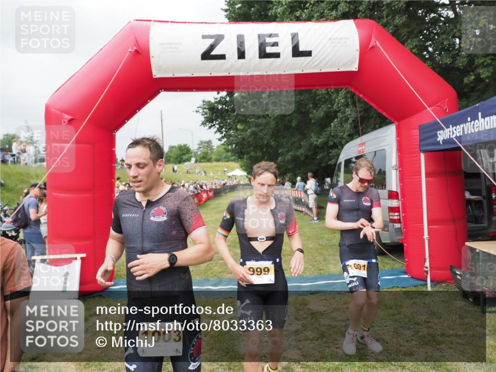 21.06.2025 - 27. Vierlanden-Triathlon MichiJ http://msf.ph/oto/8033363 15.06.2026 12:54:35 Ziel 999, 1000, 1001, 1003 meine-sportfotos.de