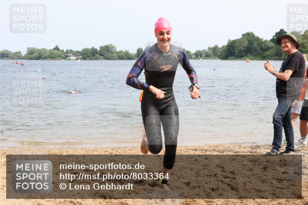 21.06.2025 - 27. Vierlanden-Triathlon Lena Gebhardt http://msf.ph/oto/8033364 15.06.2025 11:17:14 Schwimmen 911, 944, 945, 979 meine-sportfotos.de