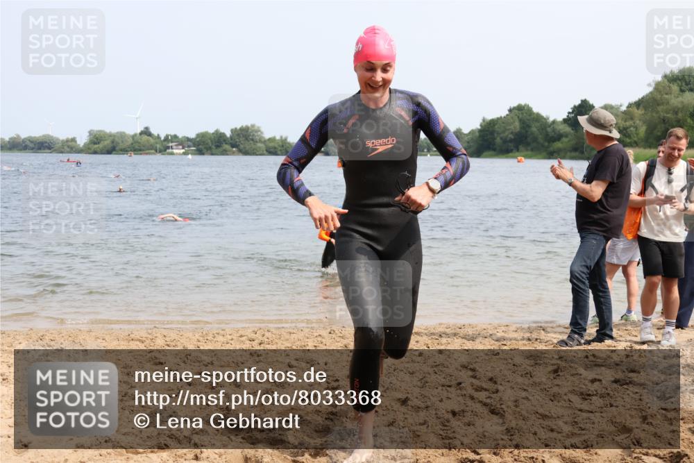 21.06.2025 - 27. Vierlanden-Triathlon Lena Gebhardt http://msf.ph/oto/8033368 15.06.2025 11:17:14 Schwimmen 911, 944, 945, 979 meine-sportfotos.de