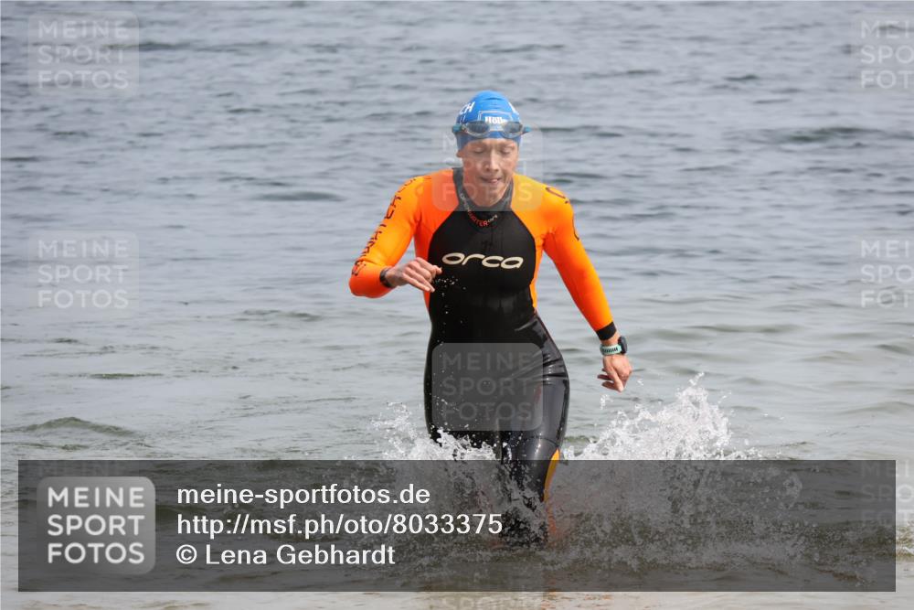 21.06.2025 - 27. Vierlanden-Triathlon Lena Gebhardt http://msf.ph/oto/8033375 15.06.2025 11:17:15 Schwimmen 911, 944, 945, 979 meine-sportfotos.de