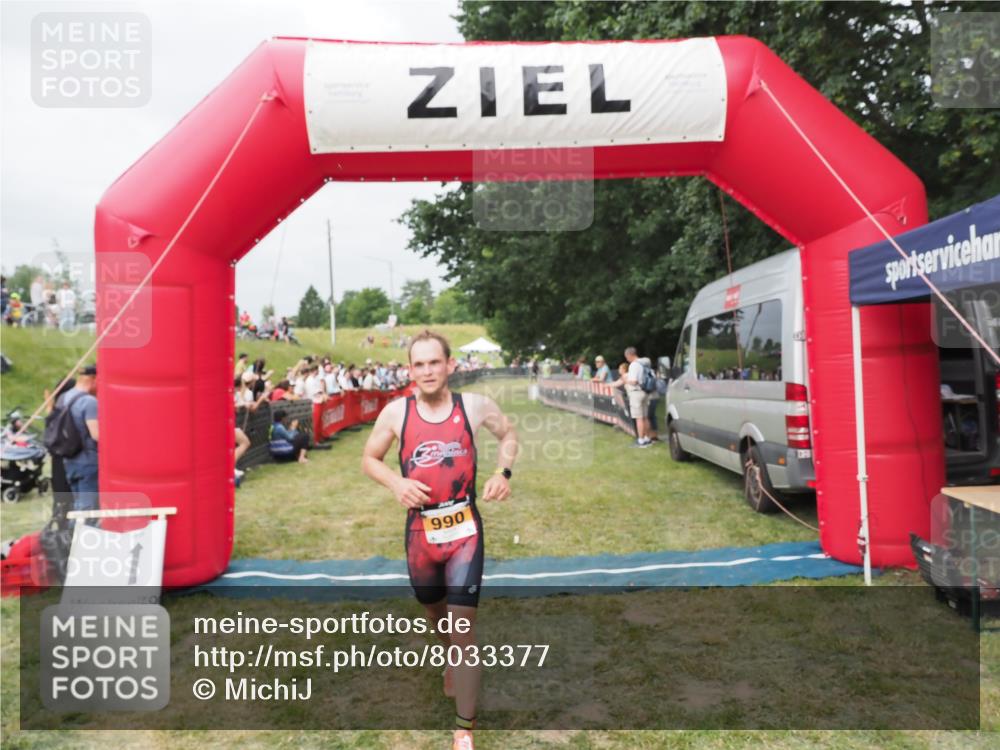 21.06.2025 - 27. Vierlanden-Triathlon MichiJ http://msf.ph/oto/8033377 15.06.2026 12:54:59 Ziel 990 meine-sportfotos.de