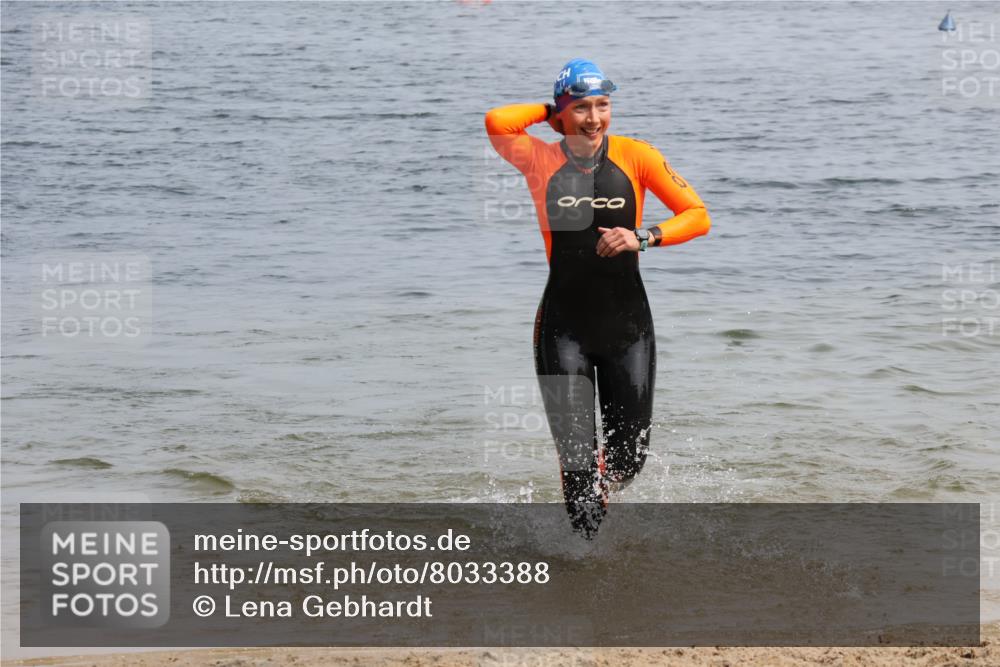 21.06.2025 - 27. Vierlanden-Triathlon Lena Gebhardt http://msf.ph/oto/8033388 15.06.2025 11:17:17 Schwimmen 911, 944, 979 meine-sportfotos.de
