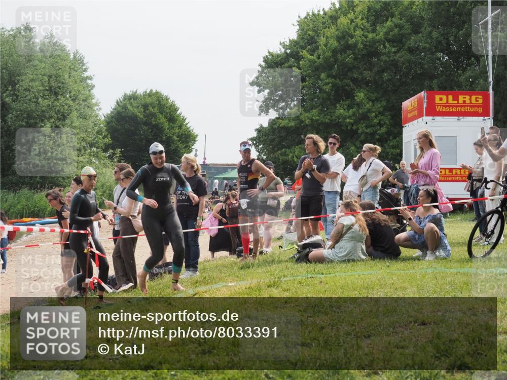 15.06.2025 - 27. Vierlanden-Triathlon KatJ http://msf.ph/oto/8033391 15.06.2025 11:15:51 Schwimmen 881, 919, 927, 946, 951, 960 meine-sportfotos.de