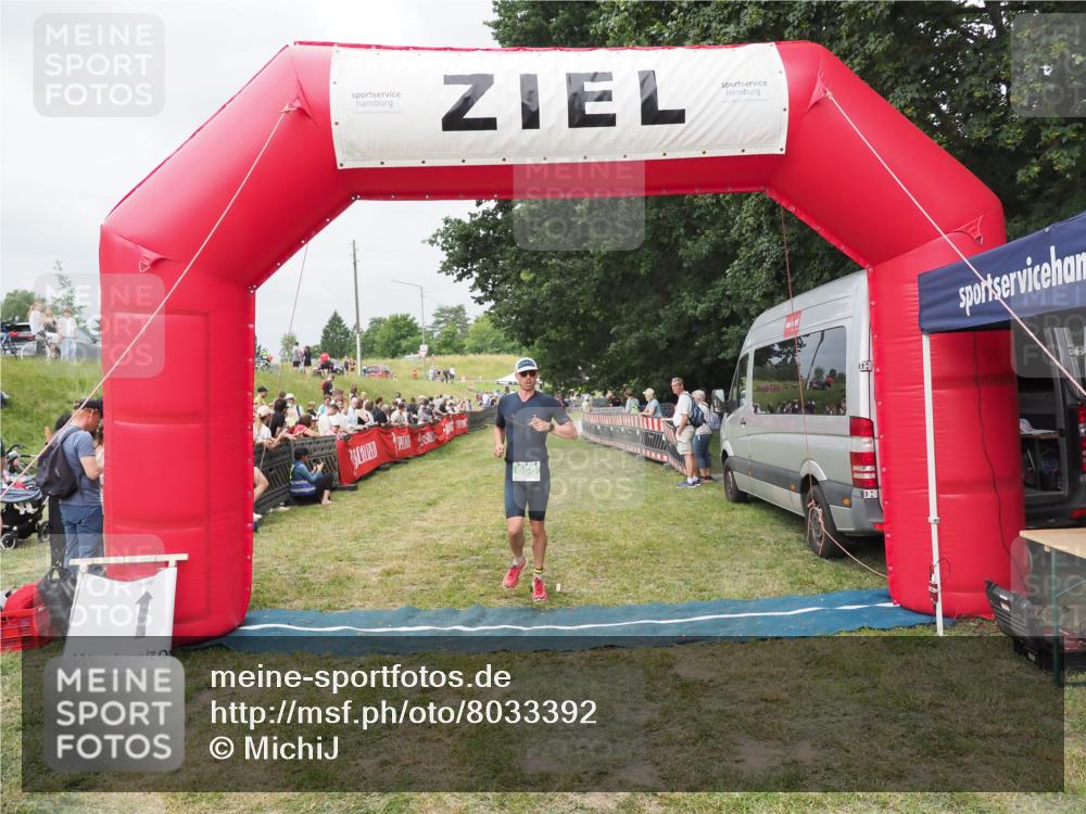 21.06.2025 - 27. Vierlanden-Triathlon MichiJ http://msf.ph/oto/8033392 15.06.2026 12:55:10 Ziel 656 meine-sportfotos.de