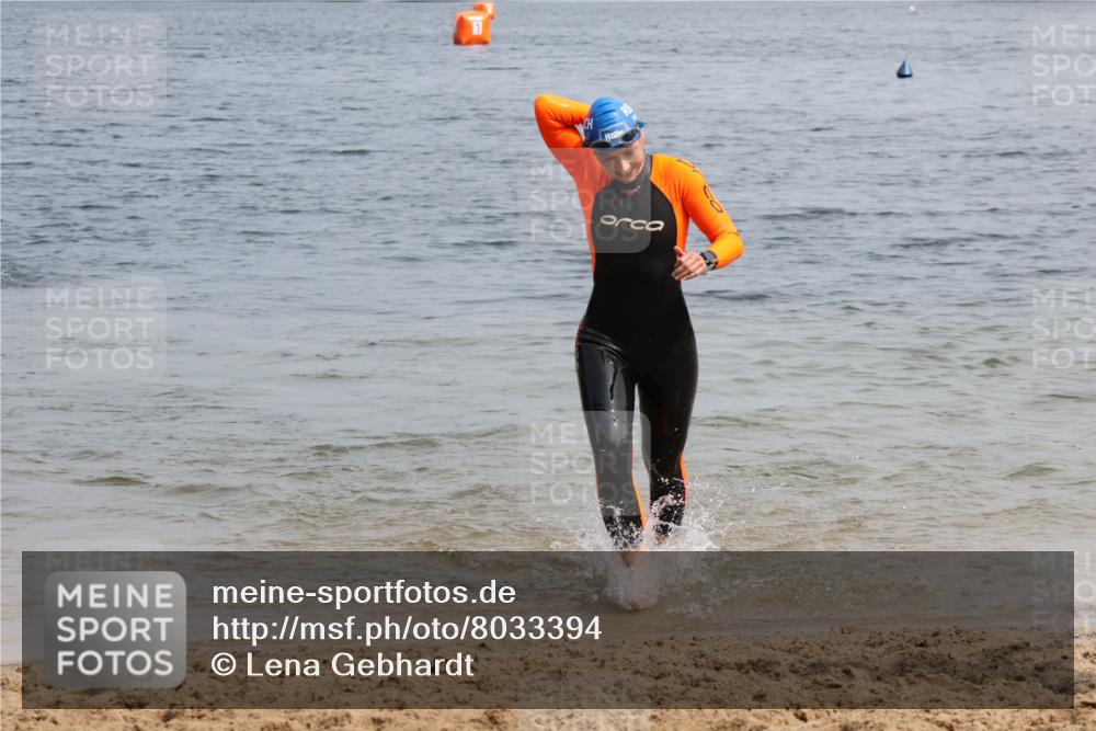 21.06.2025 - 27. Vierlanden-Triathlon Lena Gebhardt http://msf.ph/oto/8033394 15.06.2025 11:17:17 Schwimmen 911, 944, 979 meine-sportfotos.de