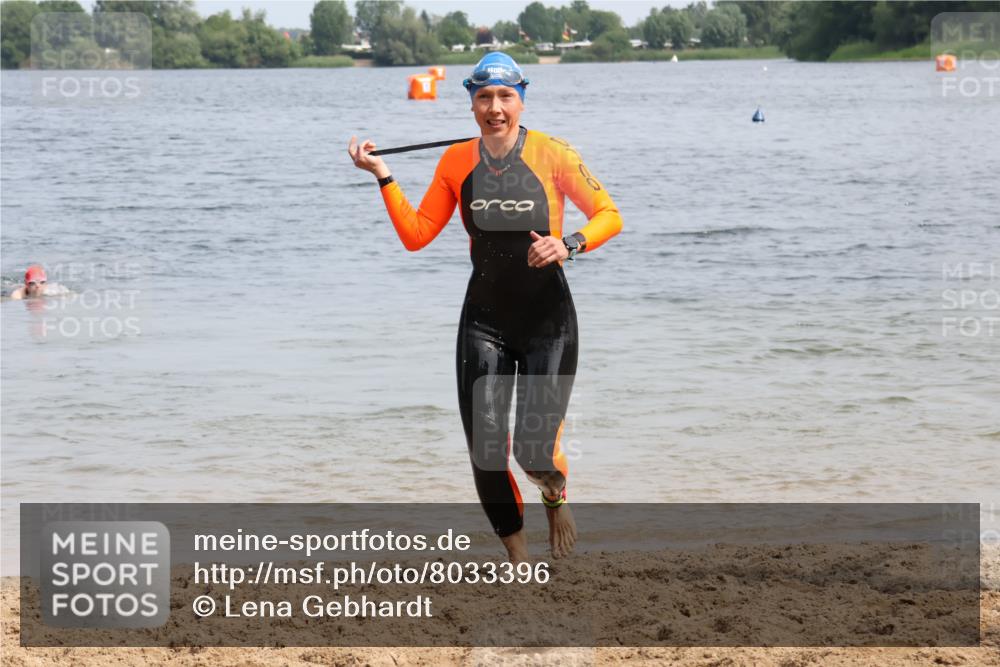 21.06.2025 - 27. Vierlanden-Triathlon Lena Gebhardt http://msf.ph/oto/8033396 15.06.2025 11:17:19 Schwimmen 911, 944, 979 meine-sportfotos.de