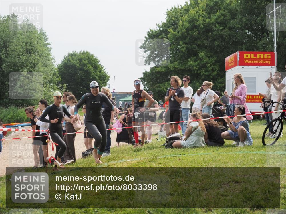 15.06.2025 - 27. Vierlanden-Triathlon KatJ http://msf.ph/oto/8033398 15.06.2025 11:15:51 Schwimmen 881, 919, 927, 946, 951, 960 meine-sportfotos.de