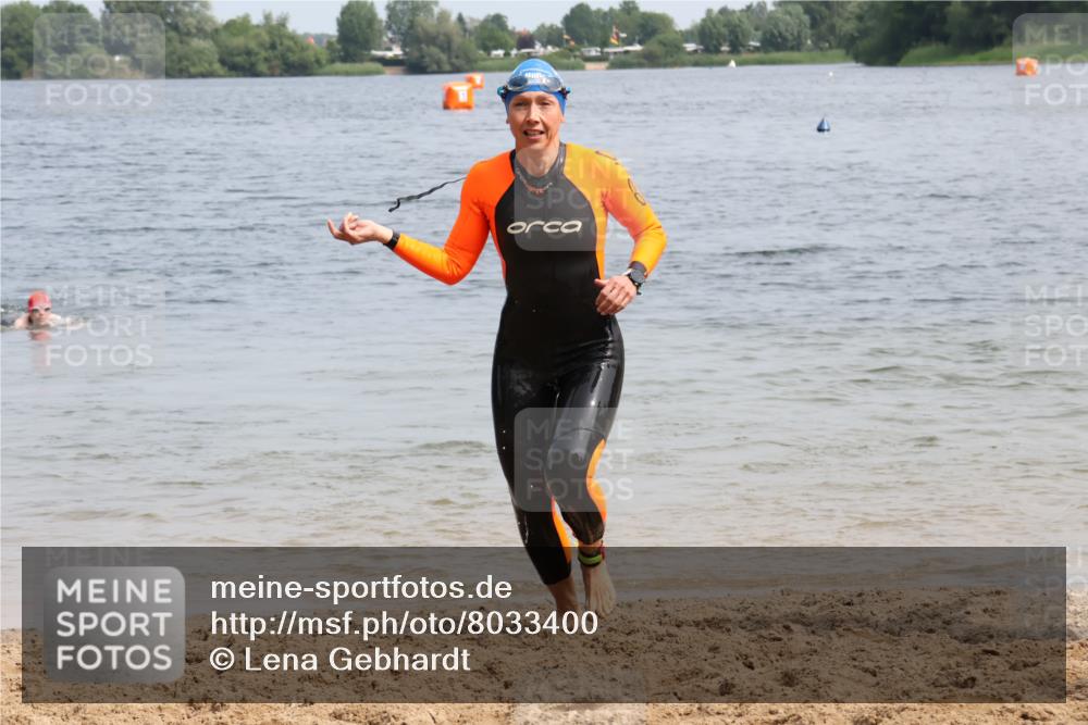 21.06.2025 - 27. Vierlanden-Triathlon Lena Gebhardt http://msf.ph/oto/8033400 15.06.2025 11:17:19 Schwimmen 911, 944, 979 meine-sportfotos.de