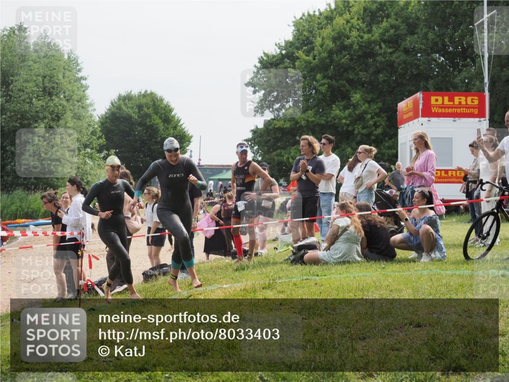 15.06.2025 - 27. Vierlanden-Triathlon KatJ http://msf.ph/oto/8033403 15.06.2025 11:15:51 Schwimmen 881, 919, 927, 946, 951, 960 meine-sportfotos.de