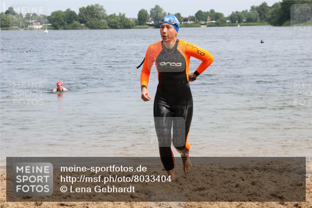 21.06.2025 - 27. Vierlanden-Triathlon Lena Gebhardt http://msf.ph/oto/8033404 15.06.2025 11:17:19 Schwimmen 911, 944, 979 meine-sportfotos.de