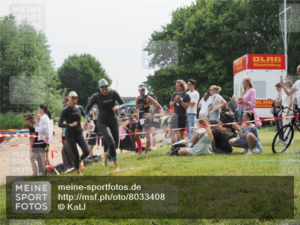 15.06.2025 - 27. Vierlanden-Triathlon KatJ http://msf.ph/oto/8033408 15.06.2025 11:15:51 Schwimmen 881, 919, 927, 946, 951, 960 meine-sportfotos.de