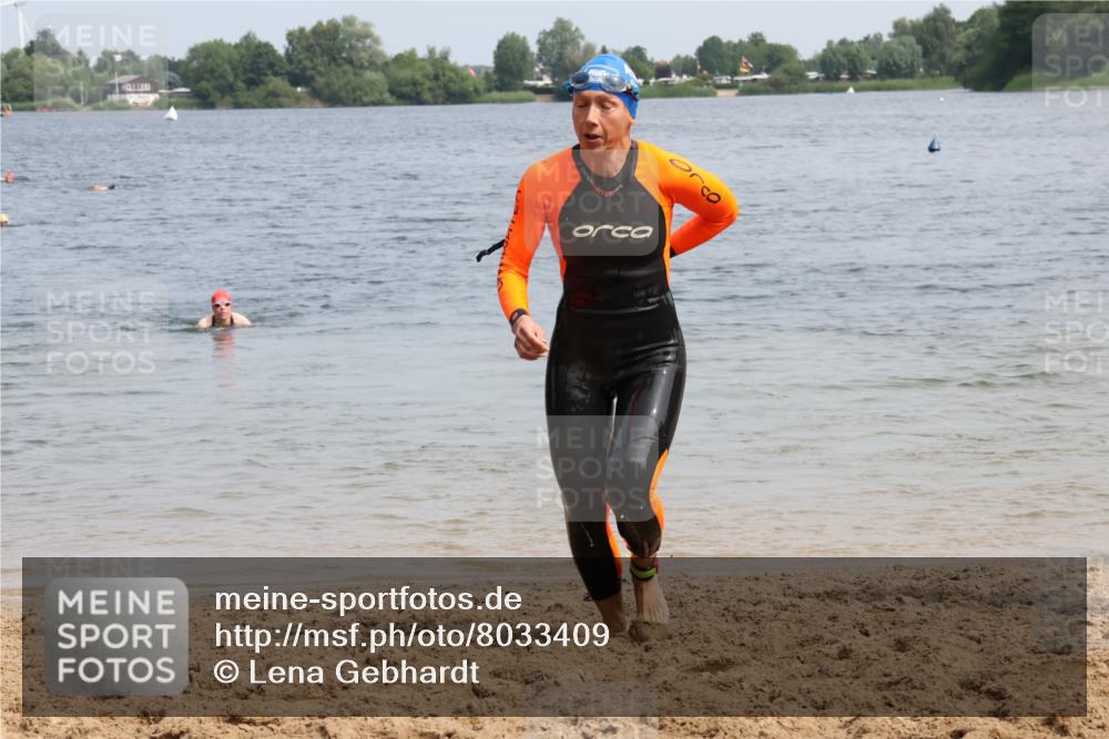 21.06.2025 - 27. Vierlanden-Triathlon Lena Gebhardt http://msf.ph/oto/8033409 15.06.2025 11:17:20 Schwimmen 911, 944, 979 meine-sportfotos.de