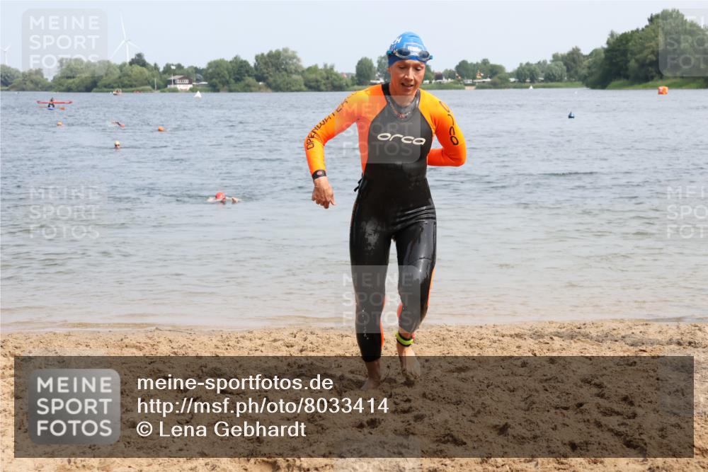 21.06.2025 - 27. Vierlanden-Triathlon Lena Gebhardt http://msf.ph/oto/8033414 15.06.2025 11:17:20 Schwimmen 911, 944, 979 meine-sportfotos.de