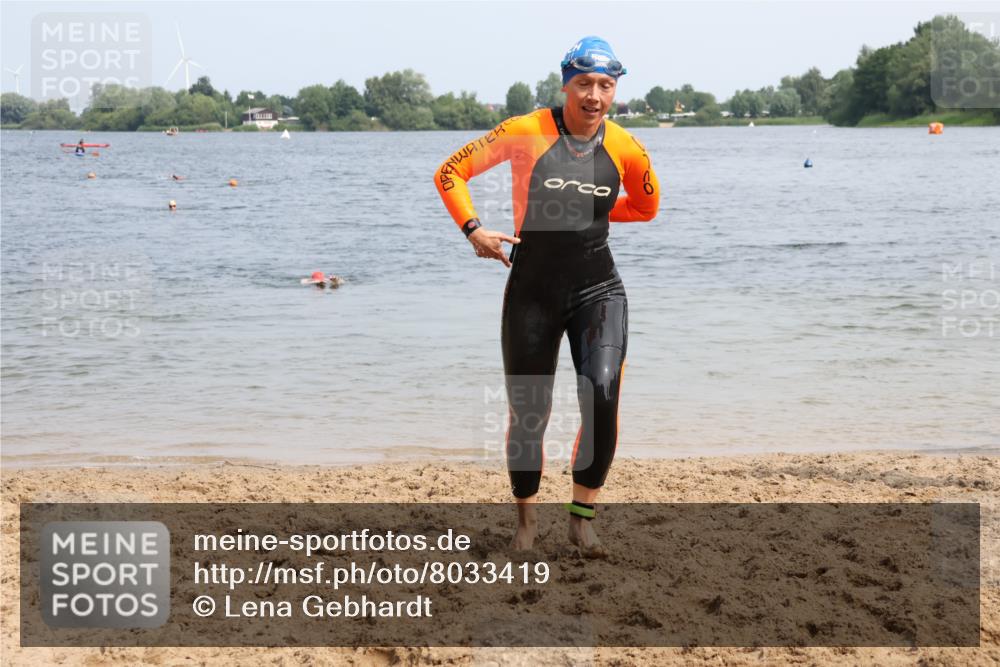 21.06.2025 - 27. Vierlanden-Triathlon Lena Gebhardt http://msf.ph/oto/8033419 15.06.2025 11:17:20 Schwimmen 911, 944, 979 meine-sportfotos.de