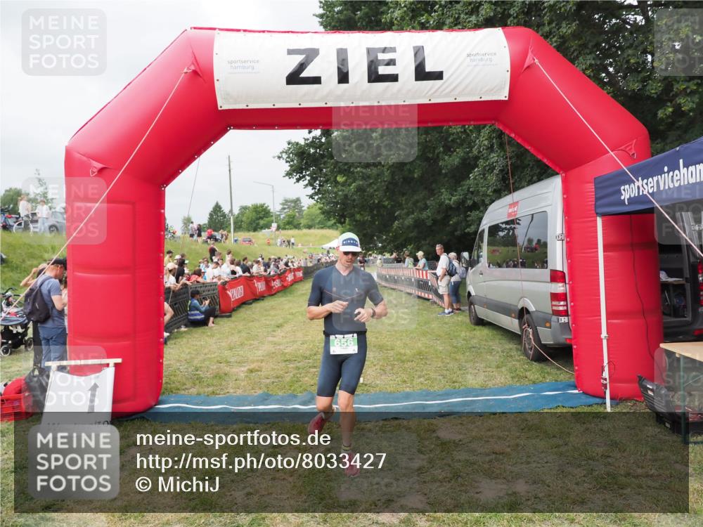 21.06.2025 - 27. Vierlanden-Triathlon MichiJ http://msf.ph/oto/8033427 15.06.2026 12:55:10 Ziel 656 meine-sportfotos.de