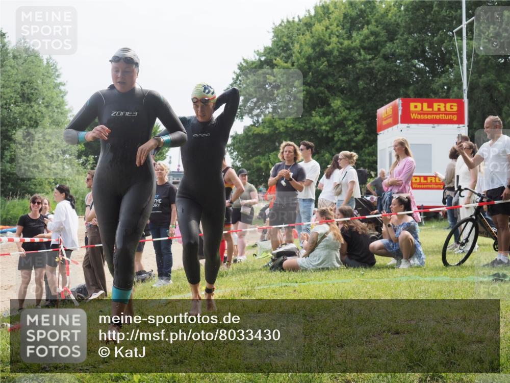 15.06.2025 - 27. Vierlanden-Triathlon KatJ http://msf.ph/oto/8033430 15.06.2025 11:15:53 Schwimmen 881, 919, 946, 951, 960, 963 meine-sportfotos.de