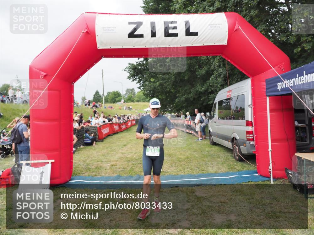21.06.2025 - 27. Vierlanden-Triathlon MichiJ http://msf.ph/oto/8033433 15.06.2026 12:55:11 Ziel 656 meine-sportfotos.de