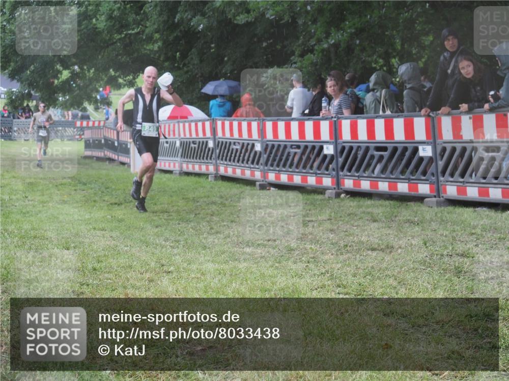 21.06.2025 - 27. Vierlanden-Triathlon KatJ http://msf.ph/oto/8033438 15.06.2025 13:45:13 Ziel 849 meine-sportfotos.de