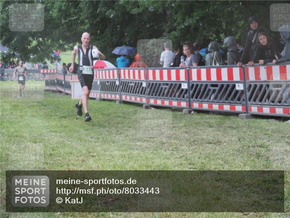 21.06.2025 - 27. Vierlanden-Triathlon KatJ http://msf.ph/oto/8033443 15.06.2025 13:45:13 Ziel 849 meine-sportfotos.de