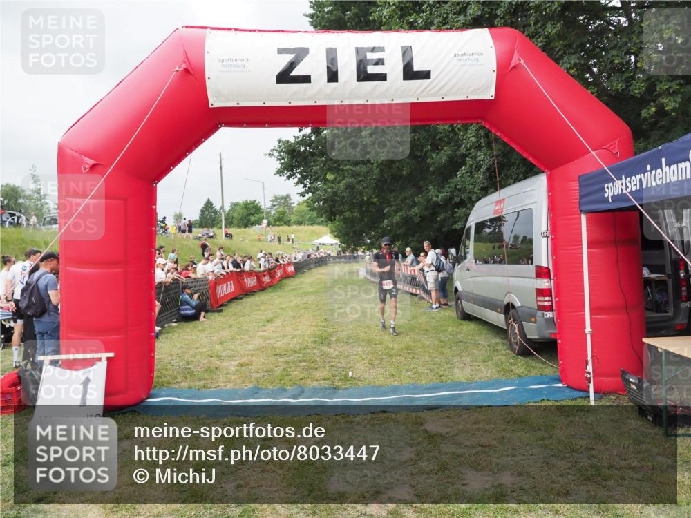 21.06.2025 - 27. Vierlanden-Triathlon MichiJ http://msf.ph/oto/8033447 15.06.2026 12:55:17 Ziel 116, 656 meine-sportfotos.de