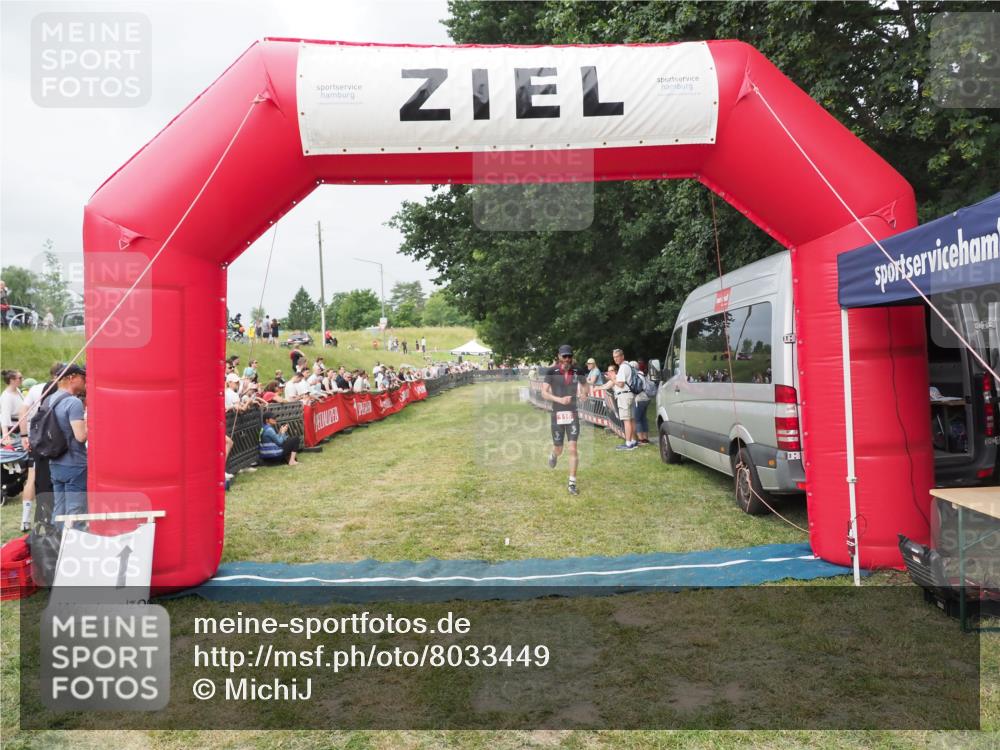 21.06.2025 - 27. Vierlanden-Triathlon MichiJ http://msf.ph/oto/8033449 15.06.2026 12:55:17 Ziel 116, 656 meine-sportfotos.de