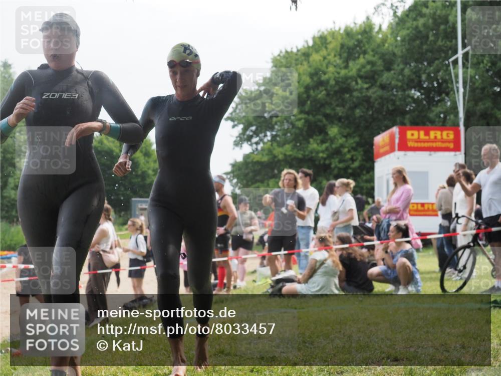 15.06.2025 - 27. Vierlanden-Triathlon KatJ http://msf.ph/oto/8033457 15.06.2025 11:15:54 Schwimmen 881, 919, 946, 951, 960, 963 meine-sportfotos.de
