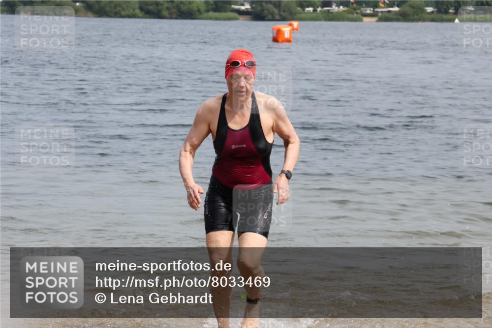 21.06.2025 - 27. Vierlanden-Triathlon Lena Gebhardt http://msf.ph/oto/8033469 15.06.2025 11:17:34 Schwimmen 849, 973 meine-sportfotos.de