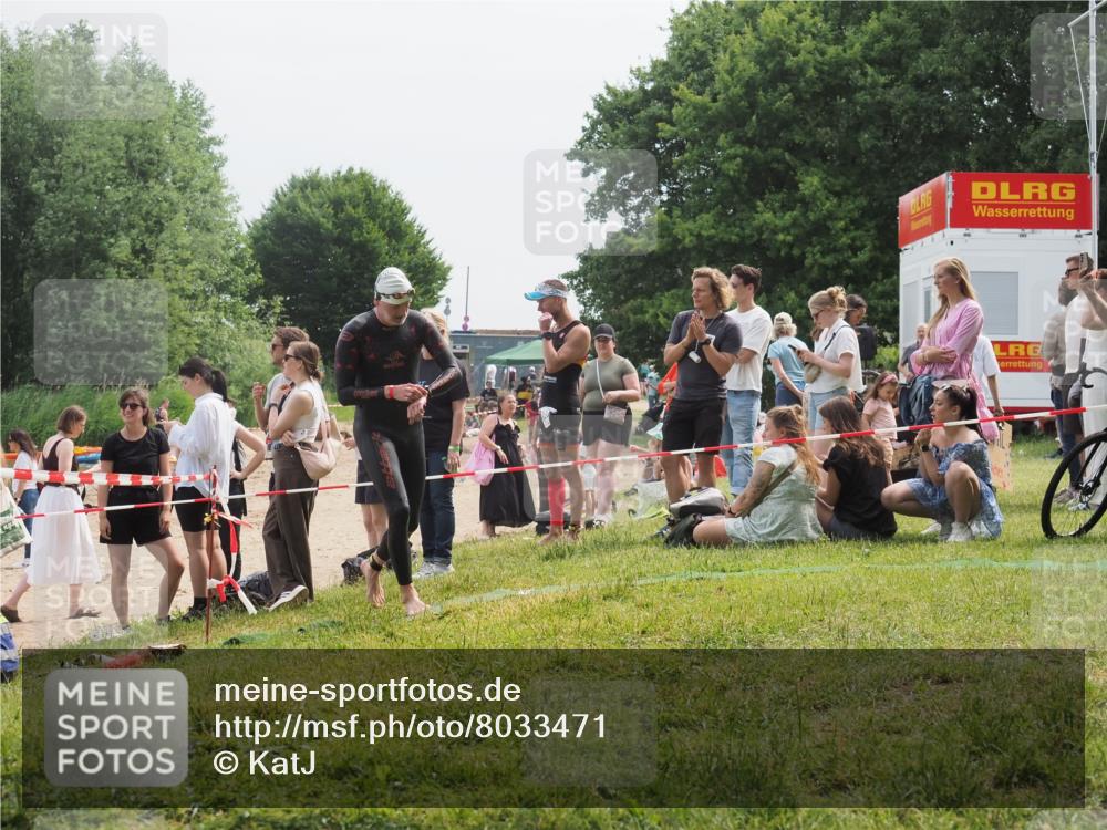 15.06.2025 - 27. Vierlanden-Triathlon KatJ http://msf.ph/oto/8033471 15.06.2025 11:15:57 Schwimmen 919, 946, 951, 963 meine-sportfotos.de