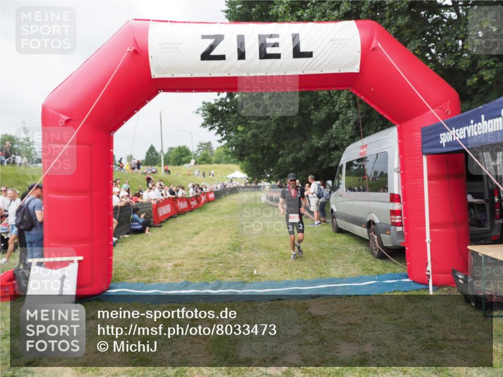 21.06.2025 - 27. Vierlanden-Triathlon MichiJ http://msf.ph/oto/8033473 15.06.2026 12:55:18 Ziel 116 meine-sportfotos.de