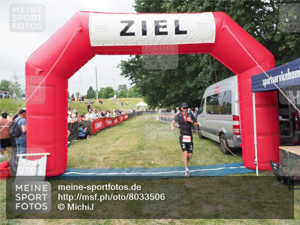 21.06.2025 - 27. Vierlanden-Triathlon MichiJ http://msf.ph/oto/8033506 15.06.2026 12:55:18 Ziel 116 meine-sportfotos.de