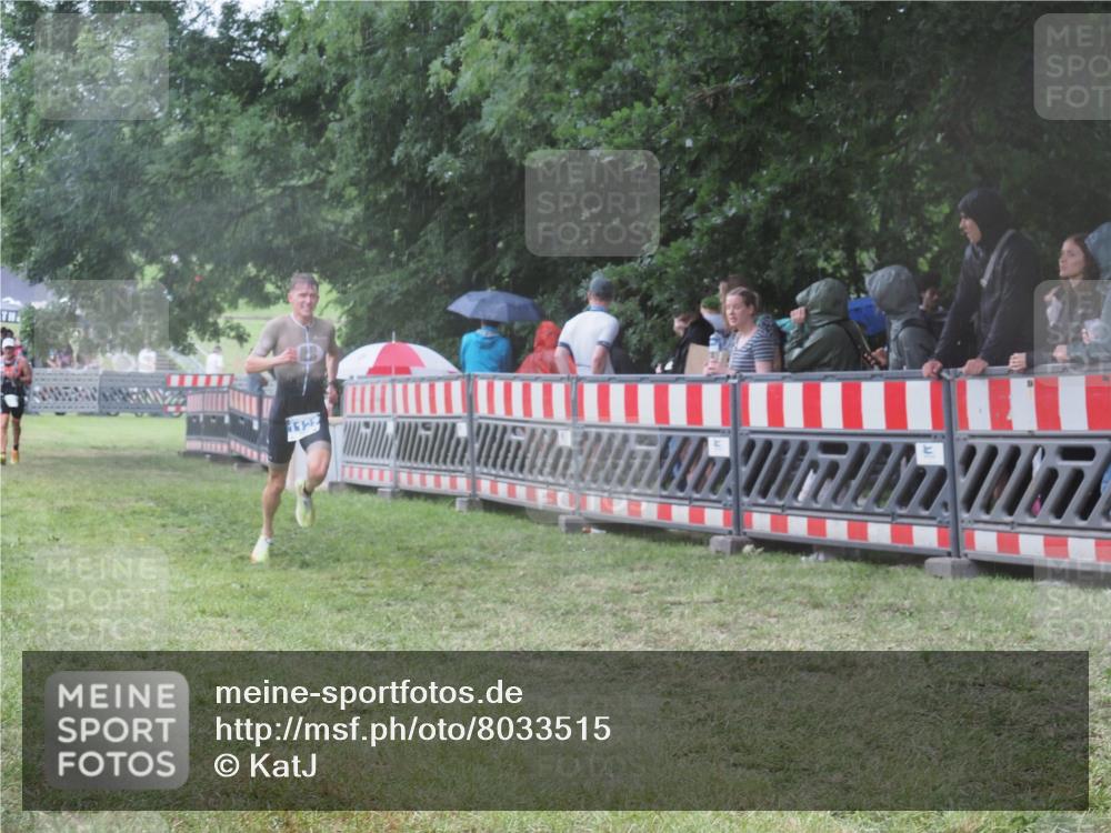 21.06.2025 - 27. Vierlanden-Triathlon KatJ http://msf.ph/oto/8033515 15.06.2025 13:45:25 Ziel 830, 1127 meine-sportfotos.de